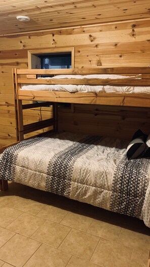 4 Schlafzimmer, Reisekinderbett, WLAN, Bettwäsche