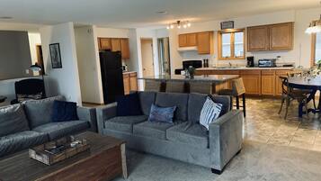 Smart-TV, Kamin, Tischtennisplatte