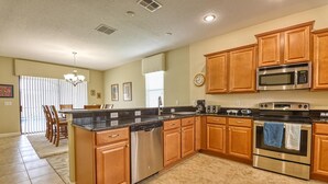Casa, varias camas (Spectacular Champions Gate Vacation H) | Cocina privada