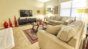 Casa, varias camas (Spectacular Champions Gate Vacation H) | Sala de estar