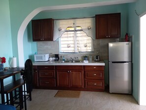 Refrigerador, microondas, cafetera y tetera y tostadora 