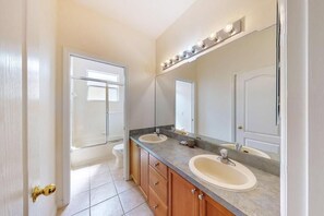 Maison, Plusieurs lits (Jagjit's Tuscan Hills Vacation Home) | Salle de bain