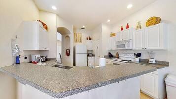 House, Multiple Beds (Jagjit's Tuscan Hills Vacation Home) | Private kitchen