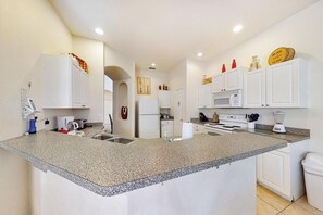 House, Multiple Beds (Jagjit's Tuscan Hills Vacation Home) | Private kitchen