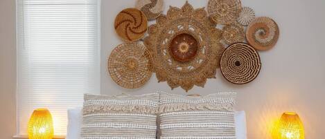 4 sovrum, skrivbord, strykjärn/strykbräda och resesäng