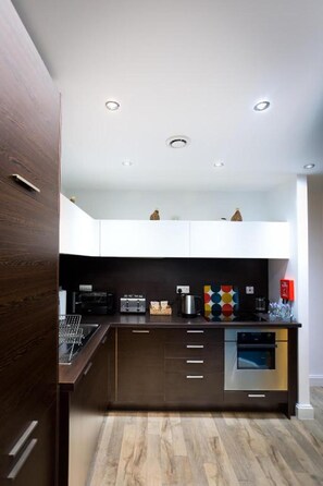 Departamento | Cocina privada | Refrigerador, microondas, horno y parrilla de estufa 