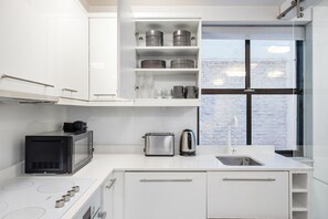 Fridge, microwave, oven, stovetop - Open plan City of London 1BR, 1 min walk to Monument stn, by Blueground (London)