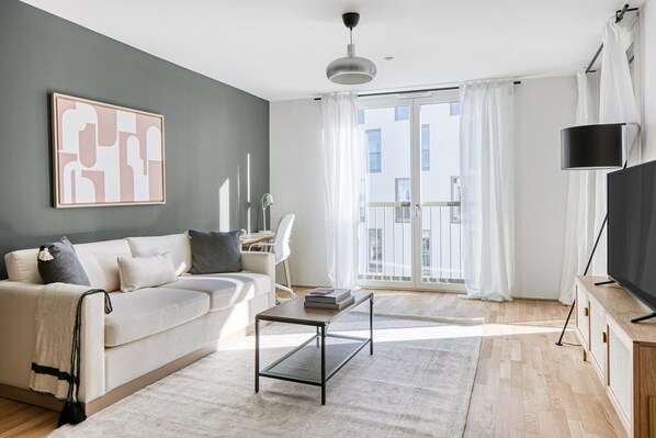 TV, stereo - Deluxe Leopoldstadt 1BR w/ Rooftop, Gym & Sauna, by Blueground (Vienna)