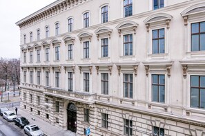 A multi-story building with a classical architectural style, featuring symmetrical windows and decorative moldings. - Newly renovated Innere Stadt 1BR w/Elevator, near Metro U3, by Blueground (Vienna)