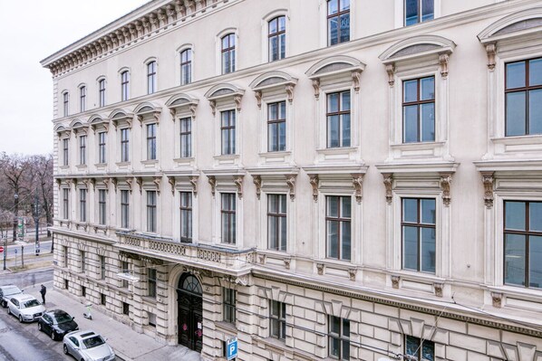 Exterior - Newly renovated Innere Stadt 1BR w/Elevator, near Metro U3, by Blueground (Vienna)