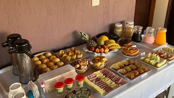 Café da manhã com buffet grátis todos os dias
