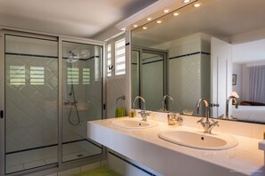 Dusche, Haartrockner, Handtücher