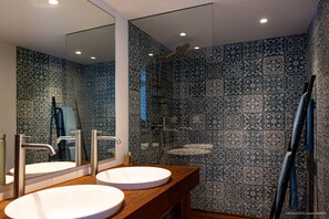 Douche, sèche-cheveux, serviettes fournies