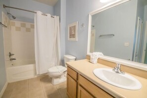 Condo, varias camas (Runaway Beach Condo) | Baño