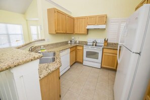 콘도, 침대(여러 개) (Runaway Beach Condo) | 전용 주방