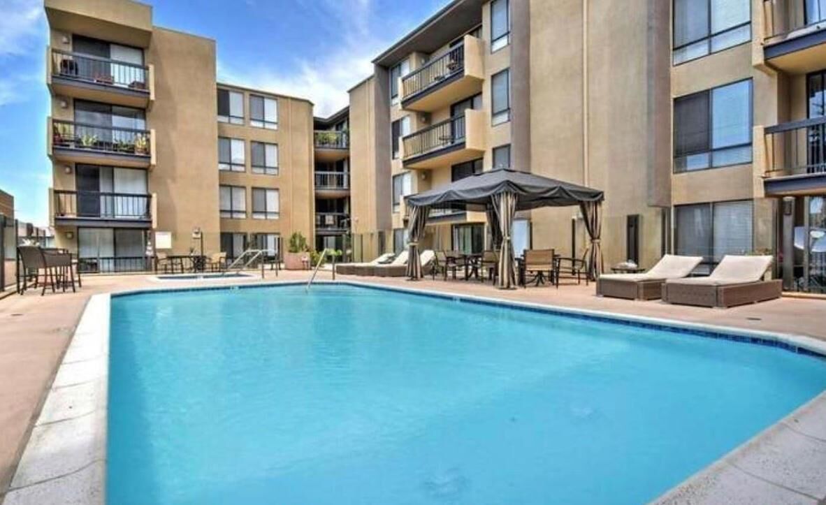 Stylish Hollywood Apartment & Pool Spa Gym + Parking Garage for 2 cars