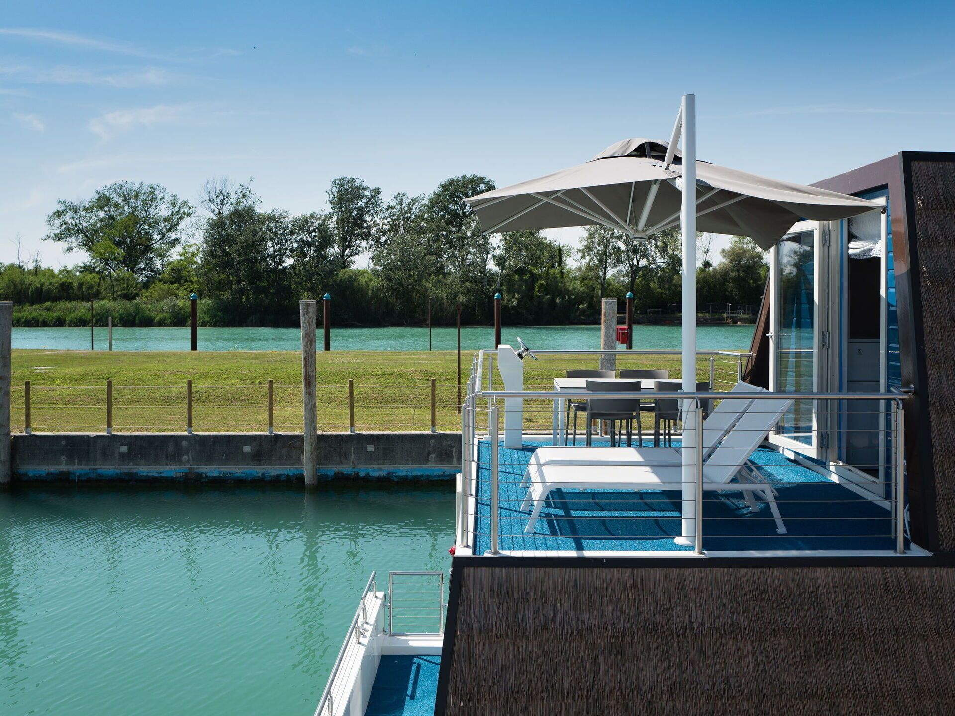 Wasser, Himmel, Pflanze, Schatten, Schwimmbad, Gartenmöbel, Baum, Rechteck, Sonnenliege, Freizeit