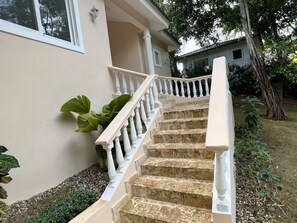 المنطقة المحيطة بالمنشأة