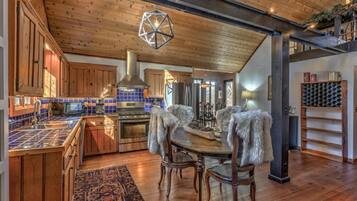 Cabin, 3 Bedrooms | Private kitchen