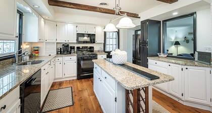 Airy & Spacious Modern Farmhouse
