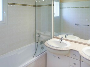 Towels - Nice apartment in villa for 6 guests with WIFI, private pool, TV, terrace and pets allowed (Lacanau-océan)