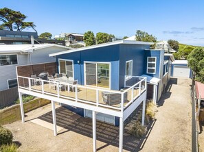 Outdoor dining - Bayview Retreat - A perfect spot for your next family beach holiday (Surf Beach)