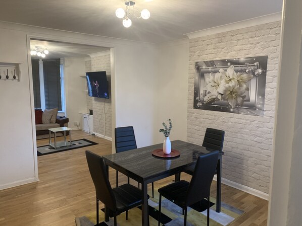 Maison | Cuisine privée | Réfrigérateur, micro-ondes, four, plaque de cuisson