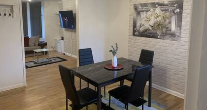 House - Sleeps7 - Garden - Parking - Station Close