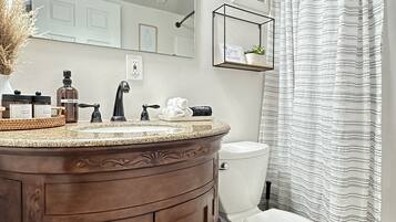 Duschwanne, Haartrockner, Handtücher, Seife