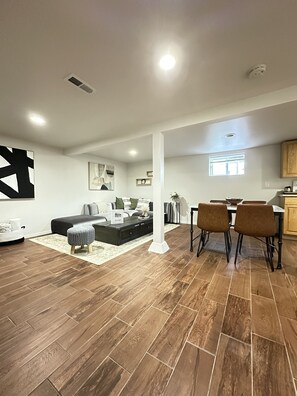 Smart TV, books - West Seattle Suite! 2 BDRMS, FREE Parking! (Seattle)