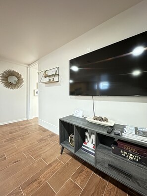 Interior - West Seattle Suite! 2 BDRMS, FREE Parking! (Seattle)