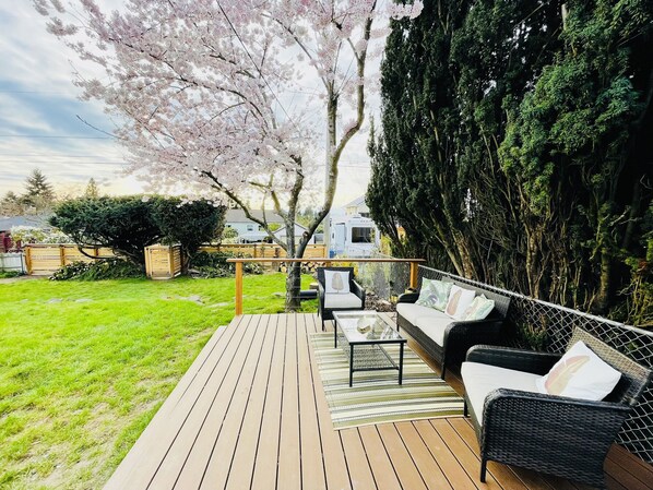 Terrace/patio - West Seattle Suite! 2 BDRMS, FREE Parking! (Seattle)