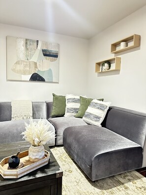 Smart TV, books - West Seattle Suite! 2 BDRMS, FREE Parking! (Seattle)