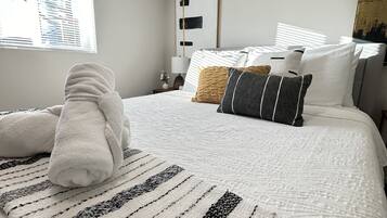 2 Schlafzimmer, Betten mit Memory-Foam-Matratzen, Schreibtisch