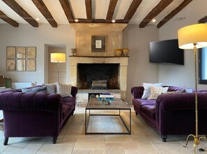 Smart TV, fireplace, books, stereo