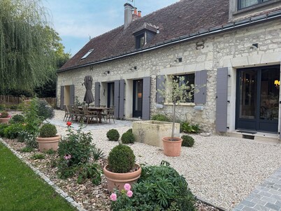 Stylish farmhouse with pool, sleeps 8-10