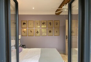 4 عدّة غرف نوم ومكتب ومكواة/لوح كي وسرير سفر