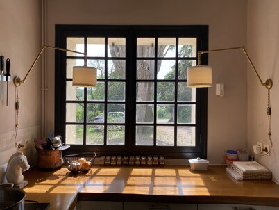 Stylish farmhouse with pool, sleeps 8-10