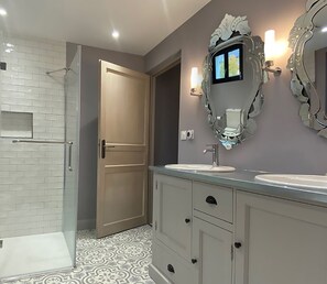 Baignoire, sèche-cheveux, serviettes fournies, savon