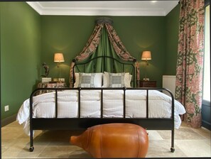 4 bedrooms, desk, iron/ironing board, travel cot