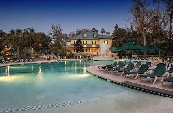 Outdoor pool - REDUCED - 3 bedroom 3 bath Waterside condo In Hilton Head close to Coligny beach (Hilton Head Island)