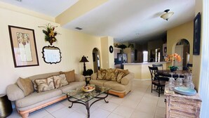 Casa, varias camas (Julie's Southern Dunes Vacation Home) | Sala de estar