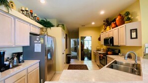 Casa, varias camas (Julie's Southern Dunes Vacation Home) | Cocina privada