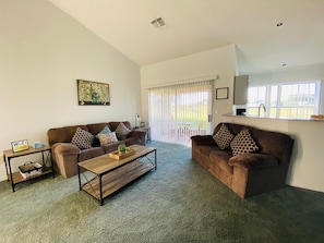 Casa, varias camas (Cary's Southern Dunes Vacation Home) | Área de sala de estar