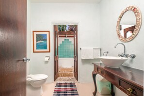 Badewanne, Haartrockner, Handtücher, Seife