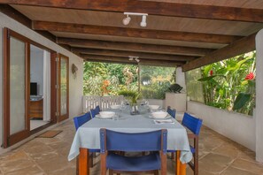 ت�ناول الطعام بالخارج