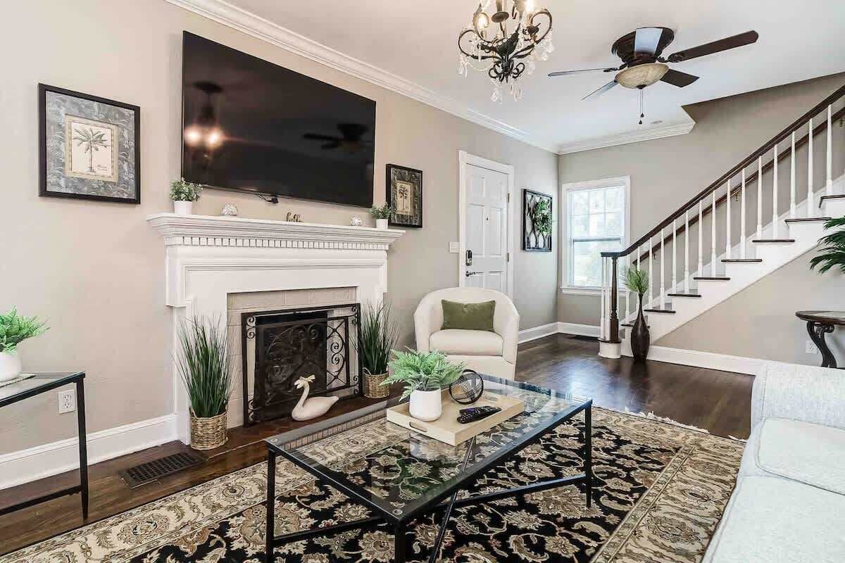 Smart-TV, Kamin, Bücher, Arbeitsbereiche