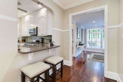 5BR Success Home ~ 5 min walk to FSC | Sleeps 19