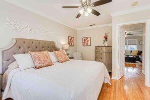 5 habitaciones, escritorio y tabla de planchar con plancha 