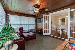 Smart TV, fireplace, books, offices